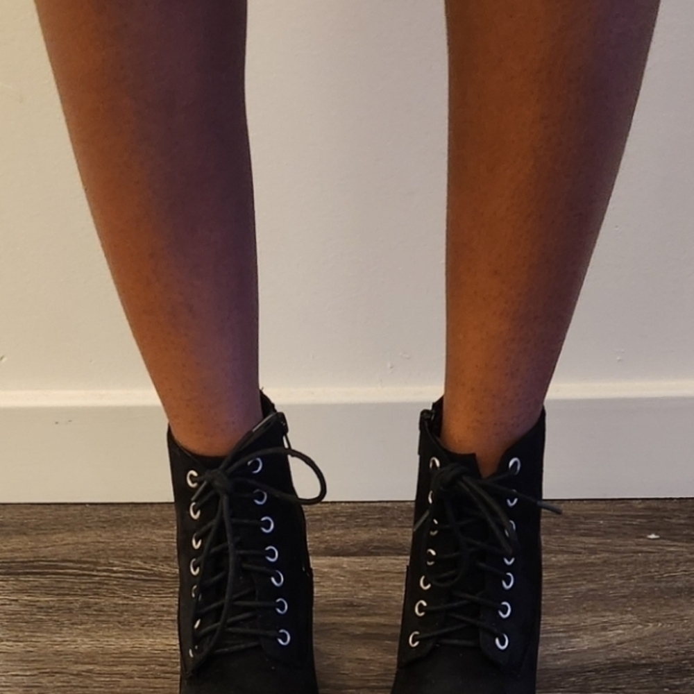 Elegant Black Lace-Up Boots for Women - Picture 6 of 7